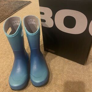 BOGS unisex big kids size 3 rainboot Ombre blue. 100% waterproof